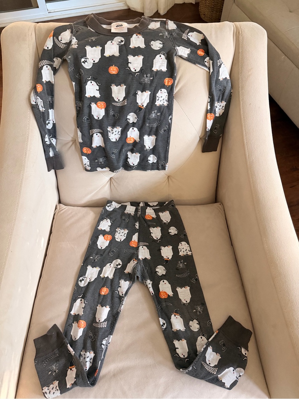 Hanna Andersson Gray Kids Pajama Set with White Ghosts and Orange Pumpkins